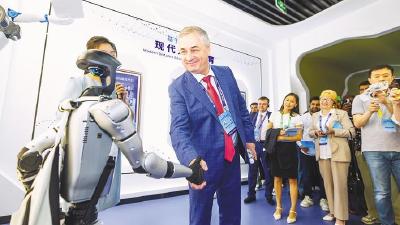 数百外宾现场感受中国智慧 希望学生有机会来中国学习