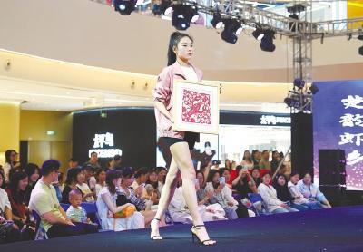100多家企业年产量超500万件 “潜江裁缝”抢滩全球高端户外服市场