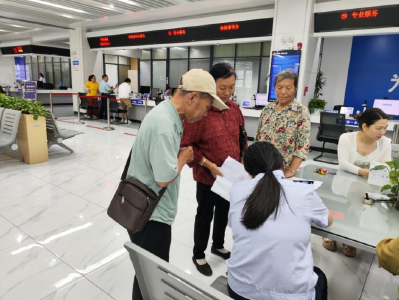 现金窗口+专人辅导 蕲春税务助“银发族”轻松办税