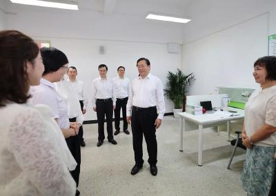 王忠林在武汉走访慰问教师代表 向全省广大教师和教育工作者致以节日祝贺和诚挚问候 坚持优先发展教育事业 努力办好人民满意的教育