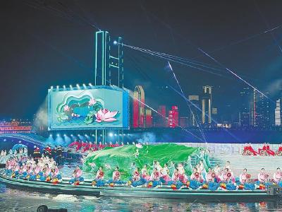 开幕式联排现场，现代科技渲染大江风华 4000架无人机演绎“江豚逐浪来”