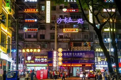 五一路阳台小剧场，这个假期为啥这么火？