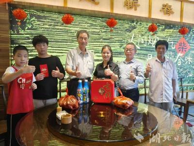 国庆暖山区：方义华教授夫妇慰问留守儿童 爱心暖流传递蕲北 