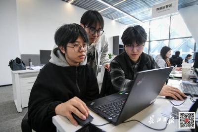 23岁女生，在武汉教机器人“做人”