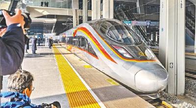 中国“最孤独”火车站旁，复兴号呼啸启航