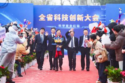 特写：红毯上的科技星光