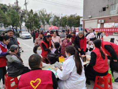 一头挑着民生冷暖，一头连着文明新风——“文明小货郎”打通服务群众“最后一米”