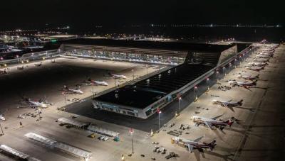 新春走基层 | 鄂州花湖机场见证：边检民警与外国机组共写一张新春福