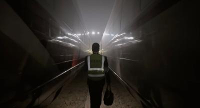 新春走基层 | 凌晨直击高铁“代驾”：司机开复兴号时速不到10公里，每晚接车10余趟步行超两万步