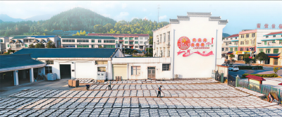 今天，《人民日报》《人民日报海外版》头版都报道黄冈山货出山