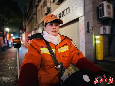 大年初一凌晨4时的江汉路：一群橙色身影晨扫迎接新年