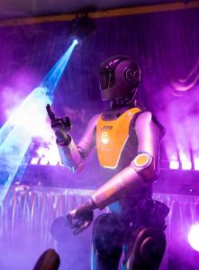 新春走基层 ｜参与主持、表演节目、做讲解员，人形机器人节前接单忙