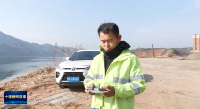 新春走基层丨父子携手清漂 守护生态家园