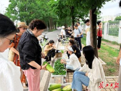 华农这群大学生把作业卖爆了，有人专门从江汉路赶来抢购
