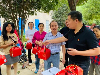 党建促团建，中秋共团圆！县融媒体中心支部主题党日走进鸿翔小区~