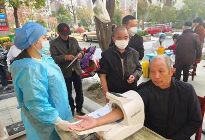 孝昌：免费体检进小区 居民健康有保障