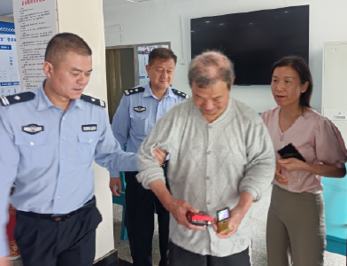 孝昌：老人街头迷路  民警帮其“拨通”回家路