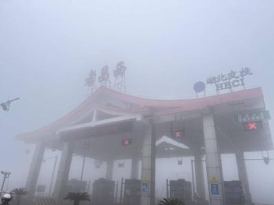 京珠运营公司孝昌西收费站：大雾中的温暖之光