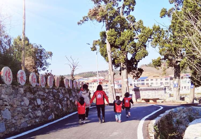 孝昌小悟：“童伴妈妈”带你一起收集冬天的落叶！