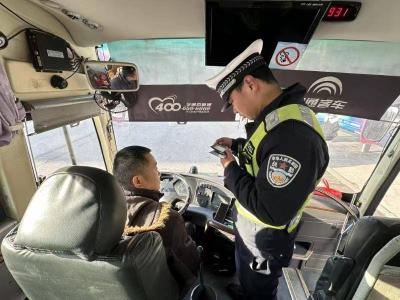 孝昌交警开展客车路面检查 筑牢客运安全防线