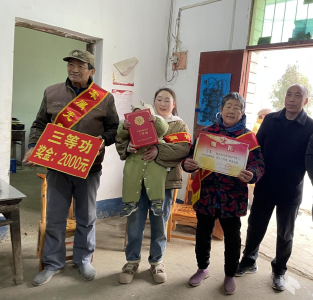 孝昌花西乡为荣立三等功现役军人家庭送喜报