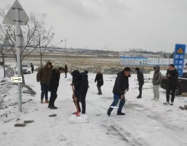 湖北孝昌：迎亲车队被困雪地  他们“偶遇”暖心“护嫁”