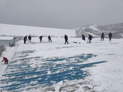 孝昌丰山镇：“遇雪”而战 村民为村养殖业户清雪护棚保安全