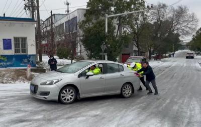 坡道化身“推车侠” 他们是孝昌最美“雪警”