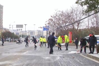 孝昌：撒盐除雪齐上阵 “破冰”行动保畅通
