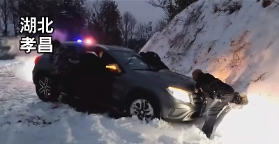 一 二 三！孝昌雪天推车“警”色暖