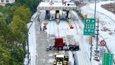 硬核除冰！京港澳高速孝昌段启用“吹雪大王”