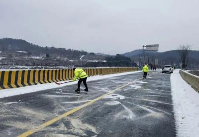 孝昌：融雪除冰 全力保障道路畅通