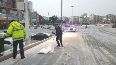 孝昌城管：及时除雪保畅通