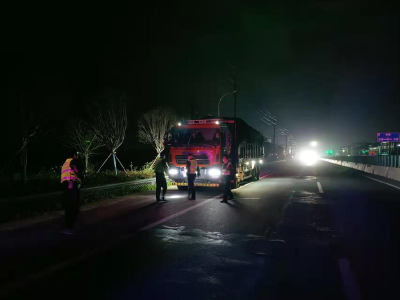 “夜间突击+路面整治”！孝昌扎实开展货运车辆超限超载整治行动