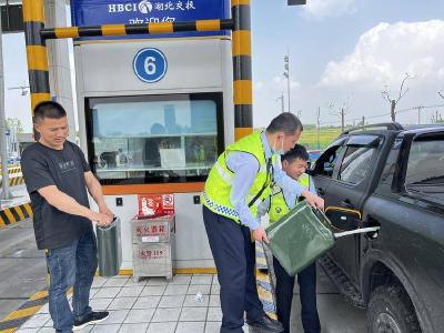 孝昌：暖心！他们热心帮助司机解燃“油”之急