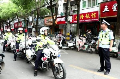 暖心护考 孝昌交警“老黄”陪考三十年