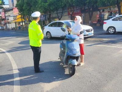 孝昌交警开展夏季交通安全文明劝导行动