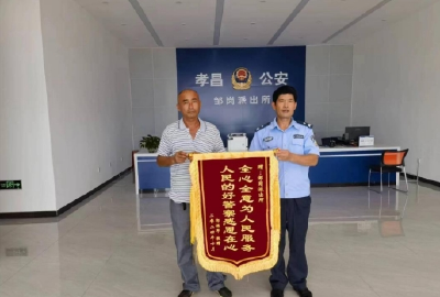 孝昌邹岗：“公安温度”助力货车脱困 