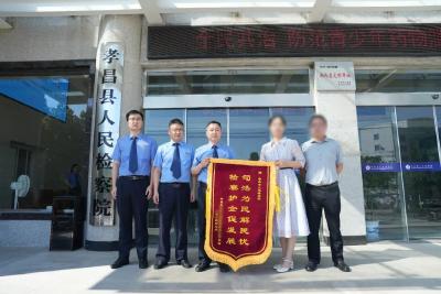 楚天都市报关注孝昌：合规改革获实效  企业致谢送锦旗