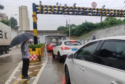 孝昌县公路局：暴雨来袭 昼夜保畅