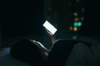 那些经常关灯看手机的人，后来都怎么样了？