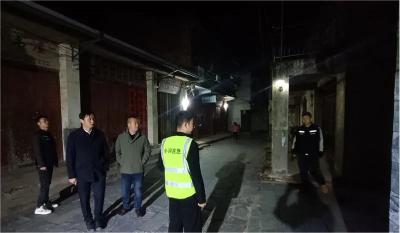 孝昌小河：点亮“平安灯” 夜巡护安宁
