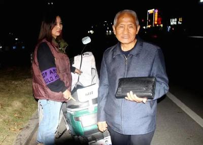 孝昌老人捡到巨额现金 原地苦等失主4小时 媒体和警方协力物归原主