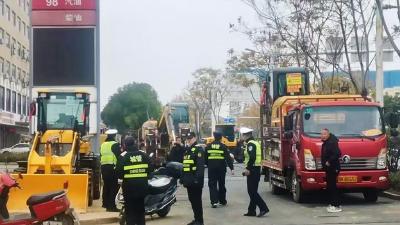 孝昌：清理违停工程机械 消除潜在安全隐患