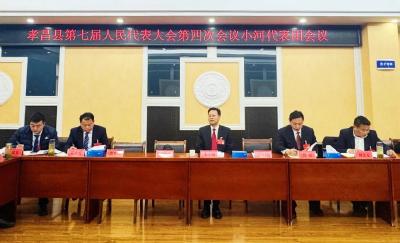 余亮明参加小河代表团分组讨论