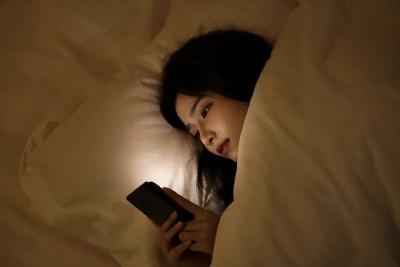 千万不要一睁眼就玩手机！千万不要！