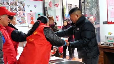 孝昌：这碗爱心粥 一熬就是11年