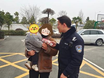 胡闹！父母赌气全“忘崽” 民警尽责助团圆