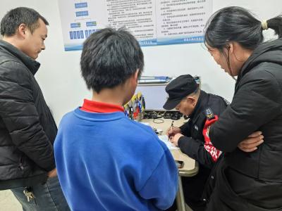 点赞！保安拾金不昧 手机“完璧归赵” 