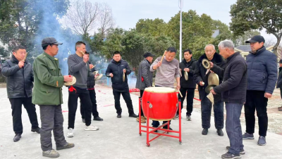 孝昌小河：敲锣打鼓划旱船 欢天喜地迎元宵